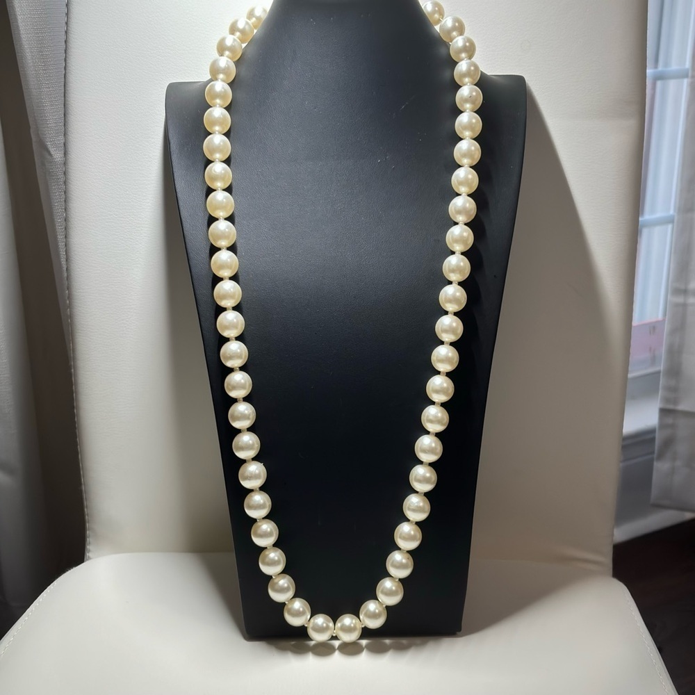 Vintage large faux pearl Hong Kong necklace with hidden clasp - Picture 3 of 7